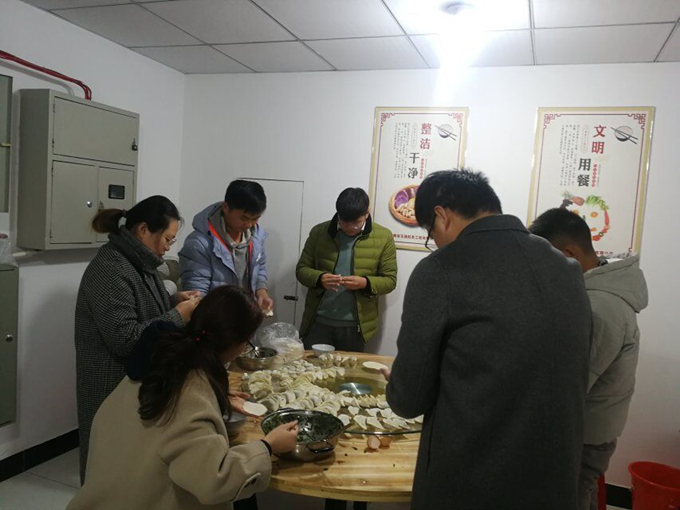 冬至陽生春又來，溫暖感恩促情誼——廣德路項目部舉辦包餃子活動